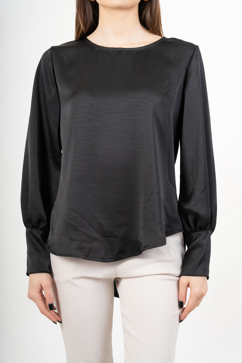 modella indossando Blusa over in raso cangiante con maniche palloncino colore