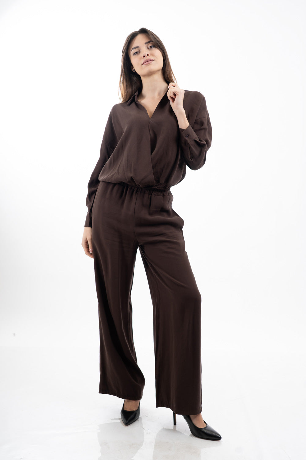 modella indossando Pantalone palazzo con elastico in vita in tela fluida misto viscosa colore