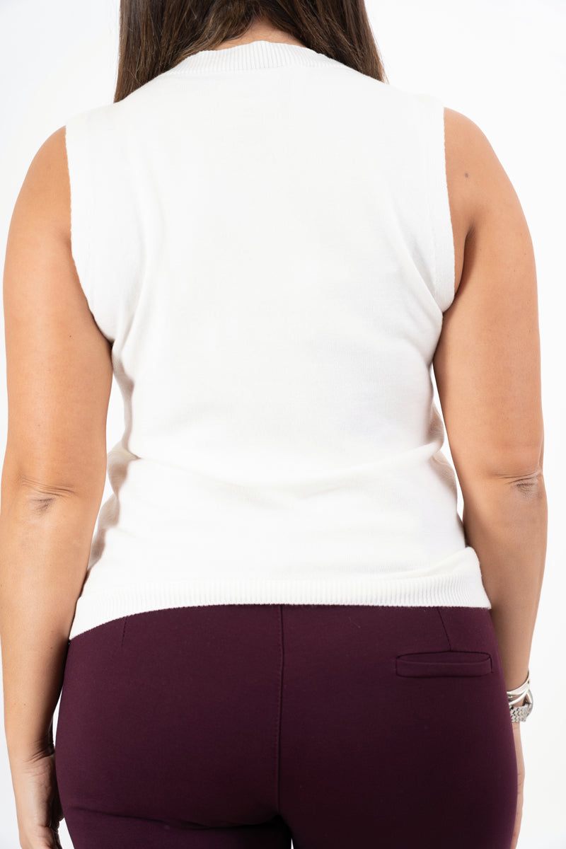 modella indossando Gilet smanicato in maglia viscosa con bordi a costina colore