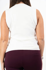 modella indossando Gilet smanicato in maglia viscosa con bordi a costina colore