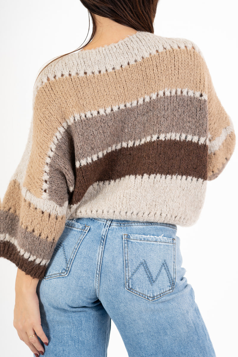 modella indossando Maglione ColorWave a righe in misto lana colore