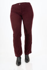 modella indossando Pantalone a Coste a Zampa in Cotone – Bordeaux colore