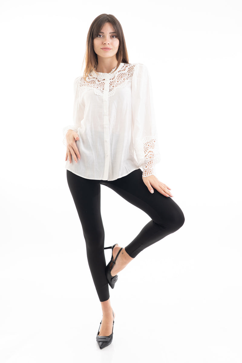 modella indossando Camicia ampia in viscosa con rouche al collo e macramé traforato colore