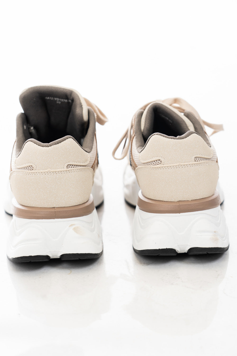 modella indossando Sneakers platform in mesh beige con inserti tecnici e suola chunky colore