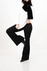 modella indossando Stola in eco-pelliccia morbida colore