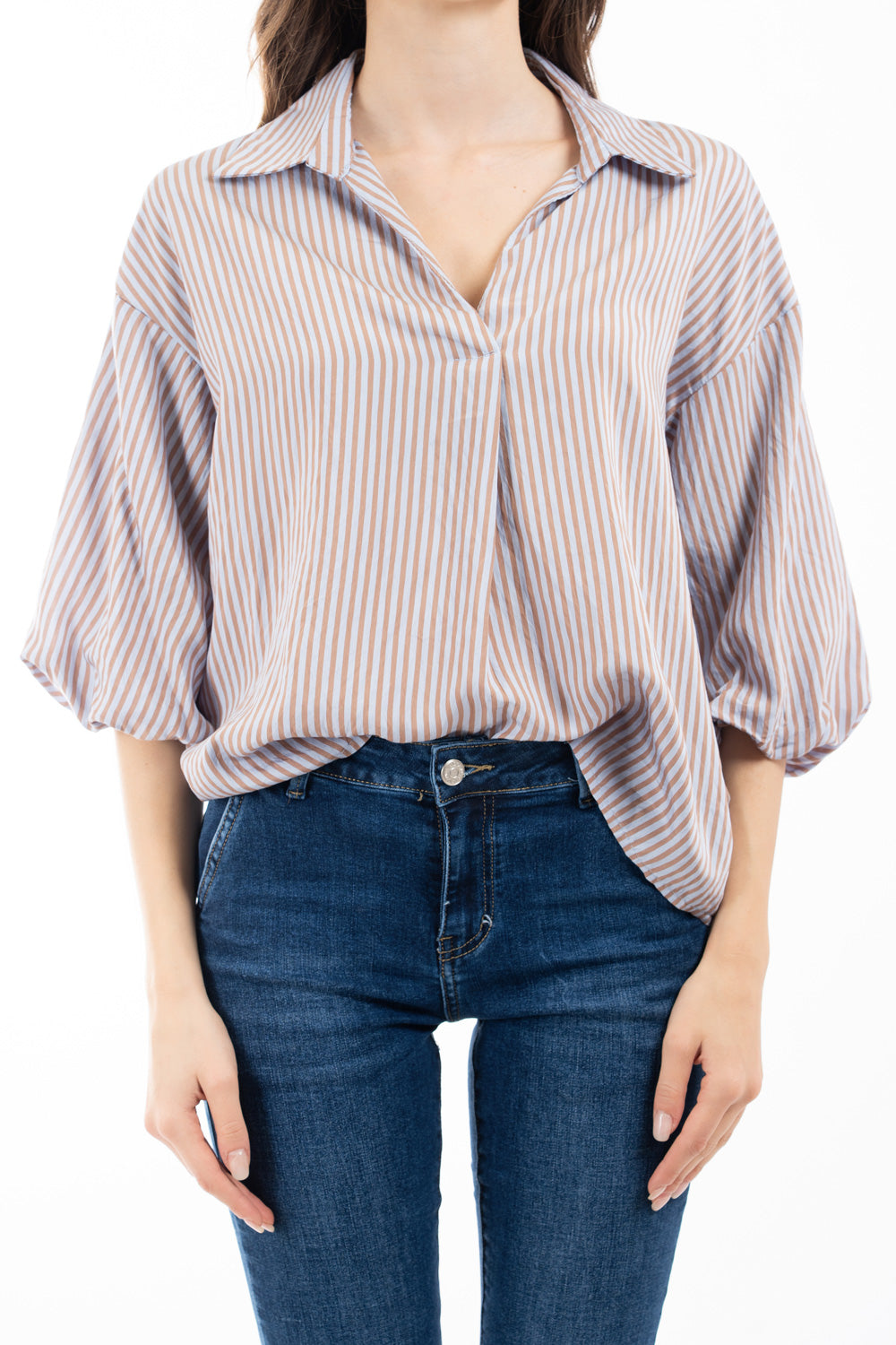 modella indossando Blusa rigata in viscosa con collo camicia e maniche palloncino doppiate colore Celeste Unica