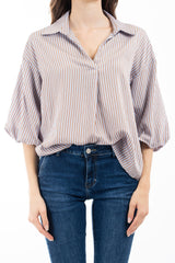 modella indossando Blusa rigata in viscosa con collo camicia e maniche palloncino doppiate colore Celeste Unica