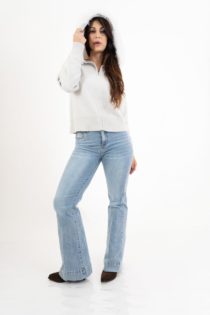 modella indossando Jeans flare in denim elasticizzato – Lavaggio chiaro colore