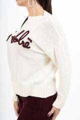 modella indossando Maglione girocollo “No vabbè” in misto lana ricamato colore