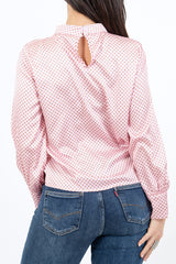 modella indossando Blusa in raso a pois con collo coreano e maniche arricciate colore