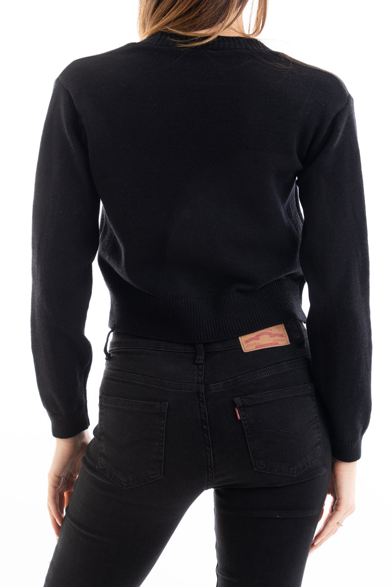 modella indossando Giacchino corto in filato primaverile con scollo a V e bottoni colore