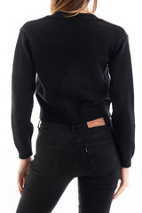 modella indossando Giacchino corto in filato primaverile con scollo a V e bottoni colore