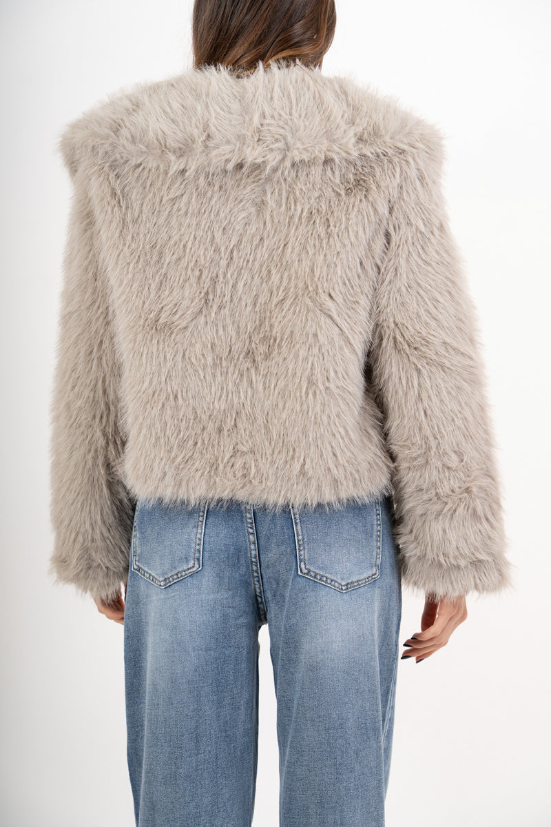 modella indossando Giacca in ecopelliccia morbida effetto volume colore