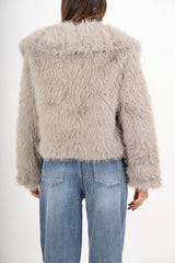modella indossando Giacca in ecopelliccia morbida effetto volume colore