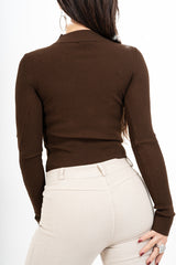 modella indossando Maglia a costine con scollo quadro e oblò con collare colore