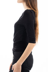 modella indossando Maglia scollo barca in viscosa e seta manica 3/4 Made in Italy colore