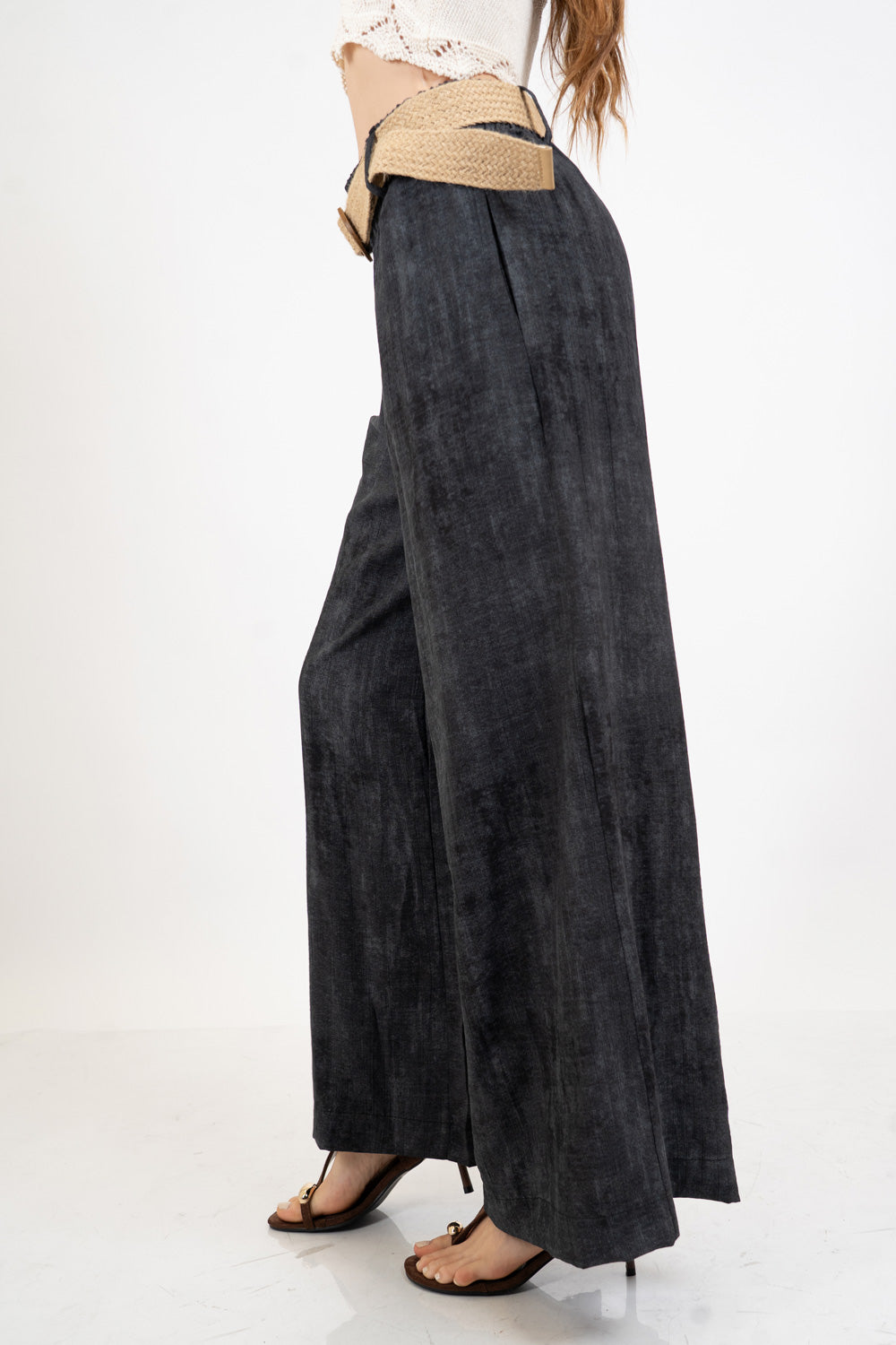 Pantalone palazzo effetto lino delavé con cintura intrecciata.
