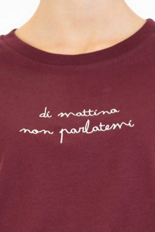 T-shirt in cotone con ricamo “di mattina non parlatemi”