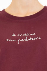 T-shirt in cotone con ricamo “di mattina non parlatemi”