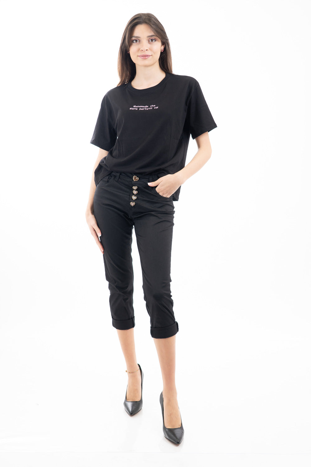 modella indossando T-shirt scritta “Meno male che siete perfette voi” colore
