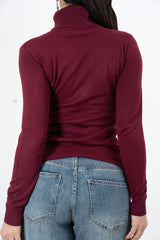 modella indossando Maglia Dream Basic Dolcevita in Viscosa colore