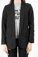 modella indossando Giacca aperta in poliviscosa con bavero lungo e fodera gessata – Nero colore Nero Unica