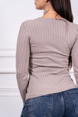 modella indossando Maglia Nadine a coste con scollo V colore