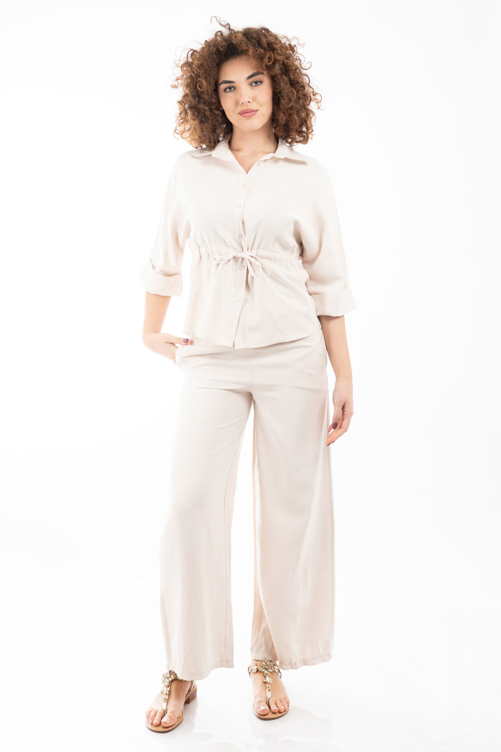 modella indossando Pantalone palazzo con elastico in vita in tela fluida misto viscosa colore