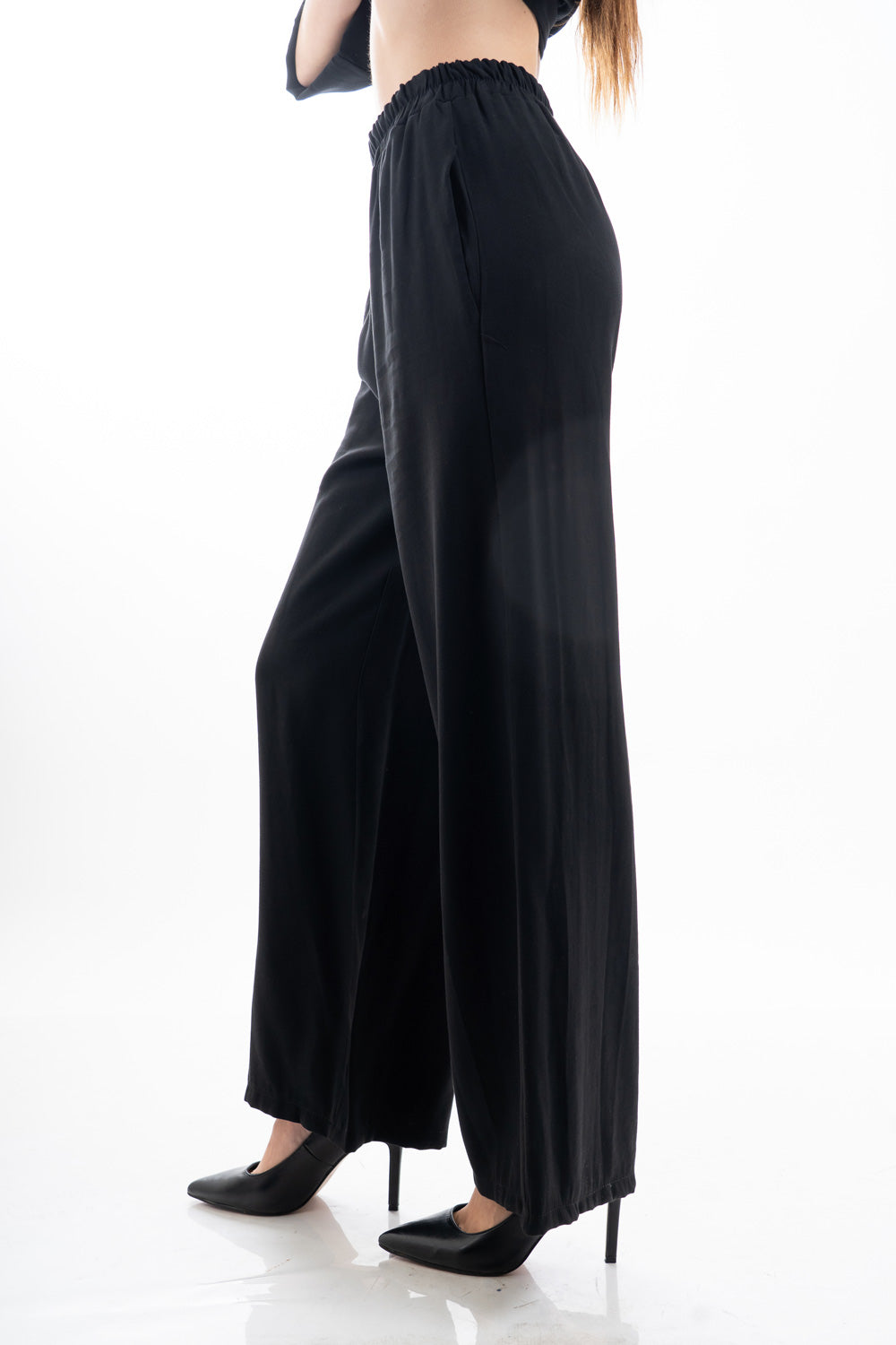 modella indossando Pantalone palazzo con elastico in vita in tela fluida misto viscosa colore Nero Unica