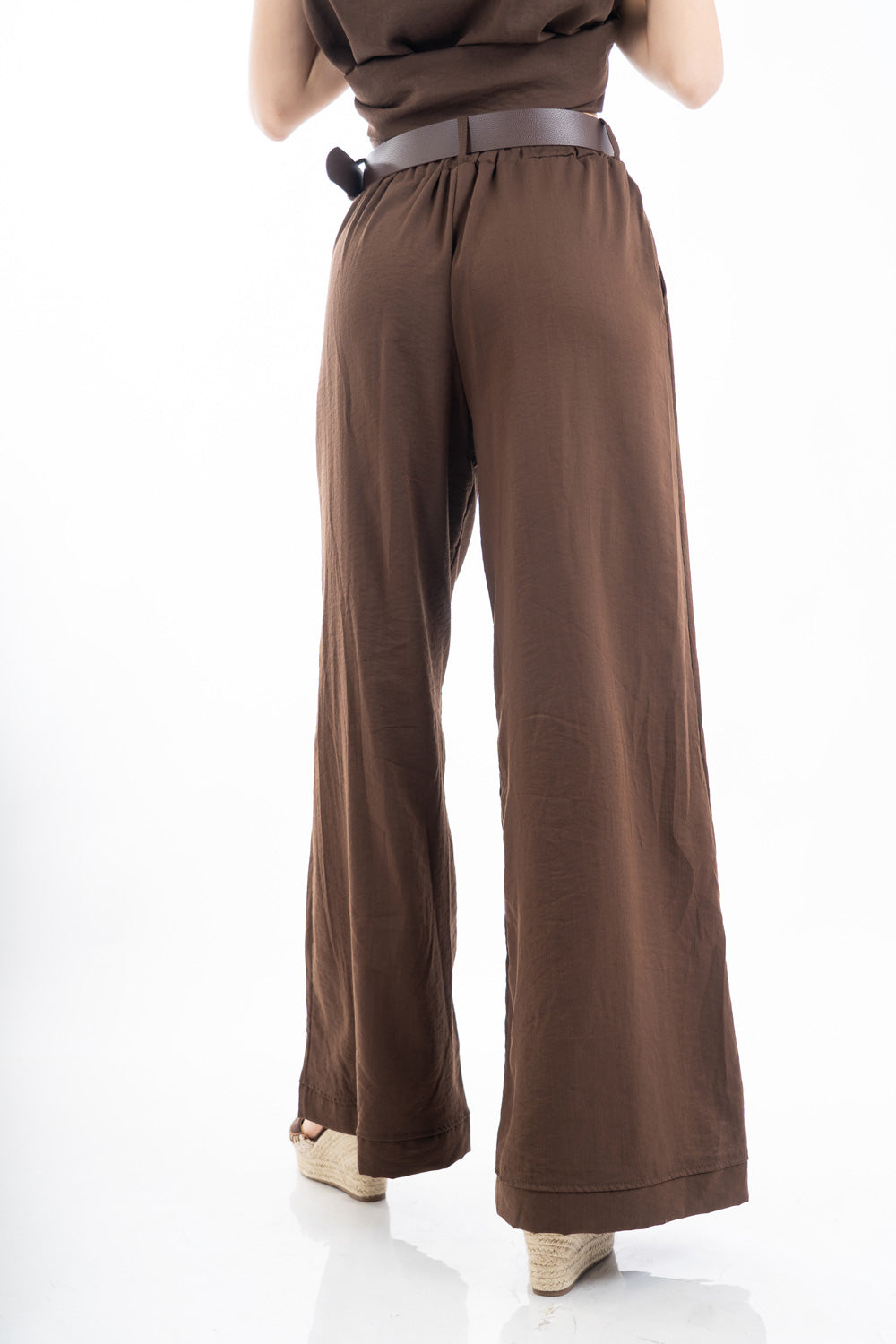 modella indossando Pantalone palazzo con elastico in vita, tasche e cintura inclusa effetto naturale colore