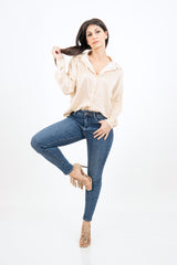 modella indossando Jeans slim fit denim lavaggio scuro elasticizzato colore