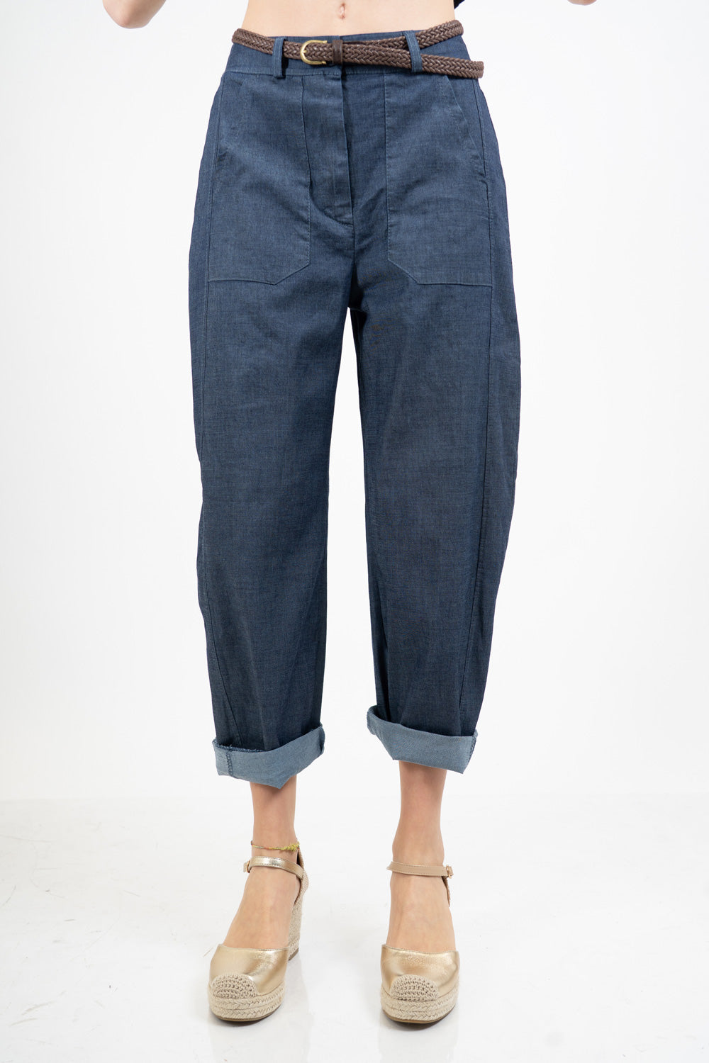 Pantalone dritto effetto chambray con cintura intrecciata.