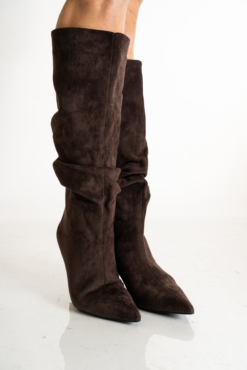 modella indossando Stivale morbido a punta con arricciature e tacco sottile marrone colore