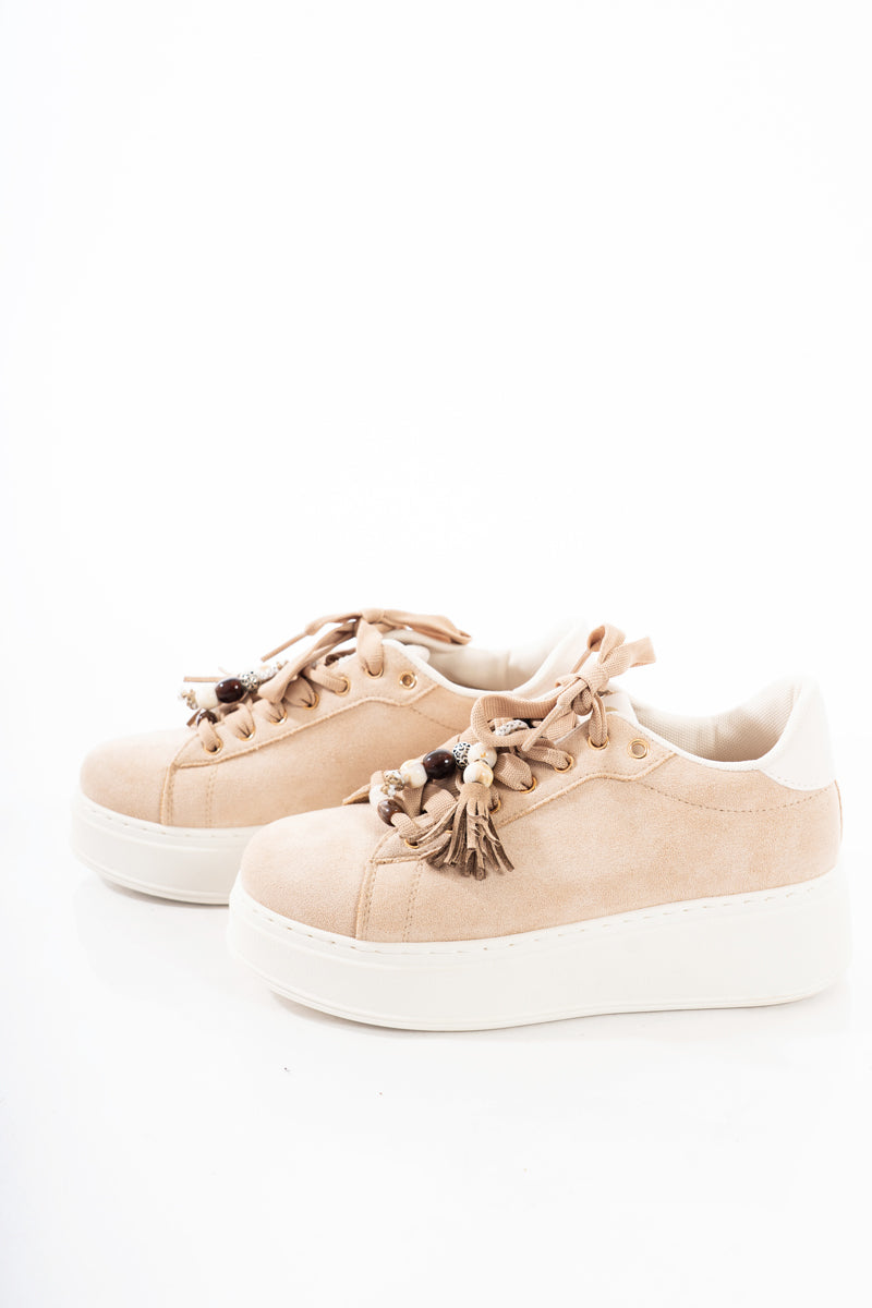 modella indossando Sneakers platform in suede beige con charm gioiello colore