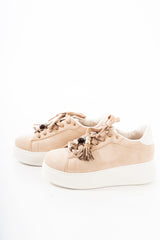 modella indossando Sneakers platform in suede beige con charm gioiello colore