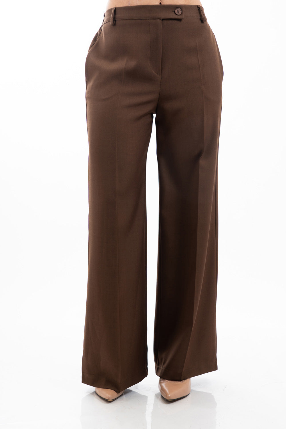 modella indossando Pantalone palazzo marrone con elastico sul retro e tasche laterali a scomparsa colore Marrone
