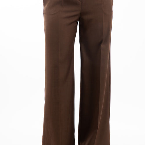 modella indossando Pantalone palazzo marrone con elastico sul retro e tasche laterali a scomparsa colore Marrone