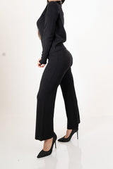 modella indossando Completo maglia e pantalone in filato misto viscosa colore