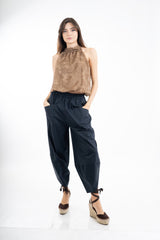 modella indossando Pantalone ampio in cotone con tasconi e fondo con apertura laterale colore