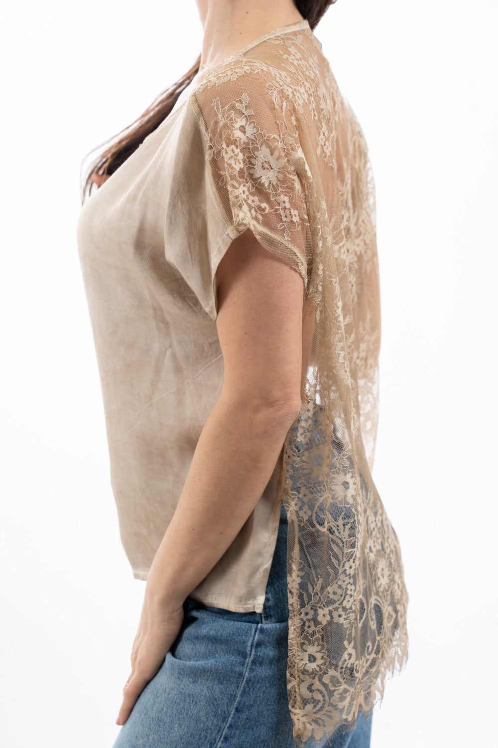 modella indossando Maglia over in viscosa con retro in pizzo colore Camel Unica