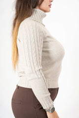 modella indossando Dolcevita CozyCable spalle treccia colore