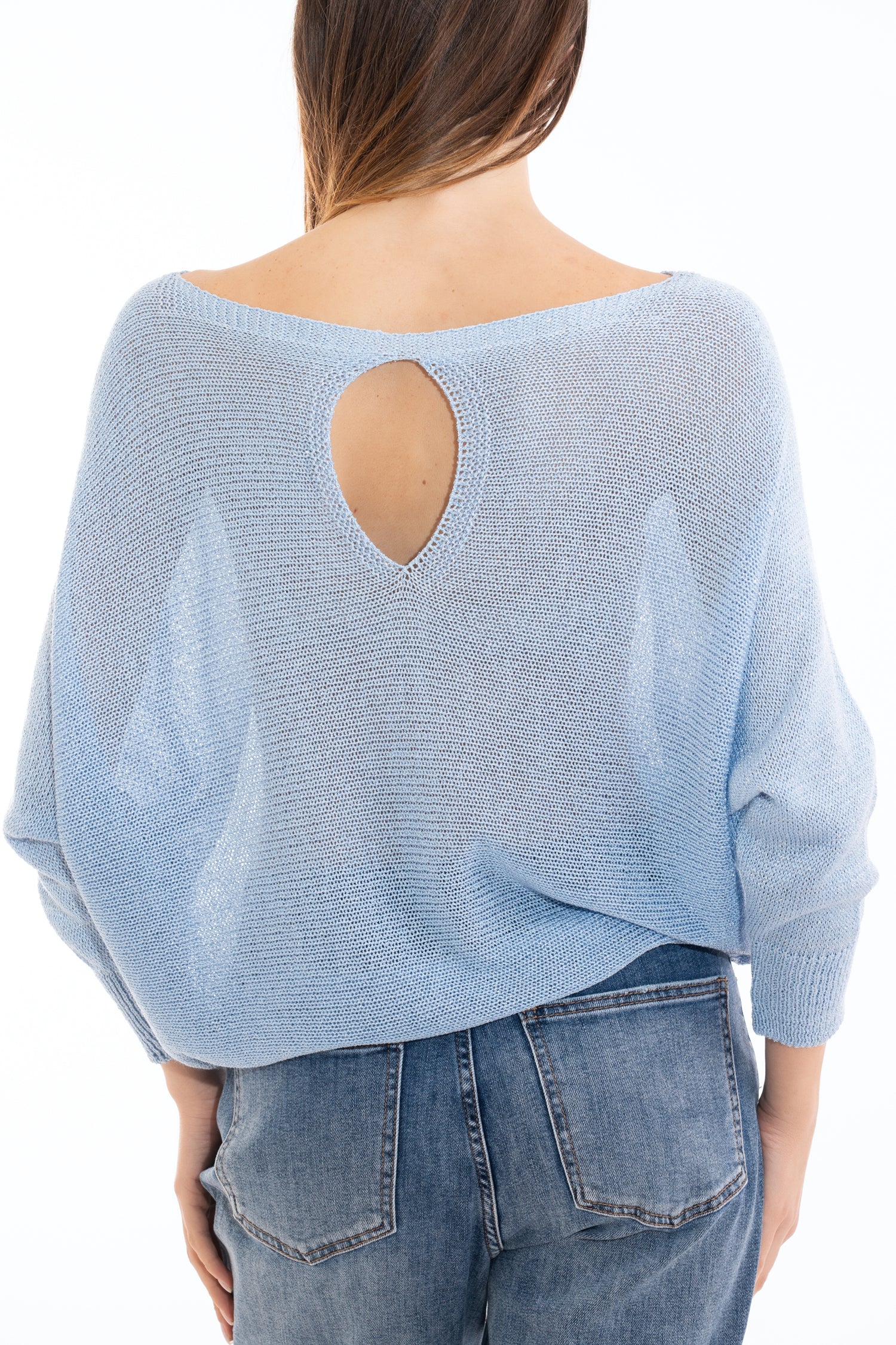 modella indossando Maglia in filato lurex a trama larga con manica pipistrello e apertura a goccia colore