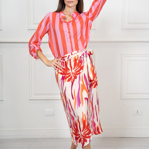 modella indossando Gonna Midi Portafoglio Fantasia Fiori Acquerello Made in Italy colore Beige Unica