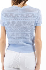 modella indossando Maglia traforata a cuori in filato leggero mezza manica colore