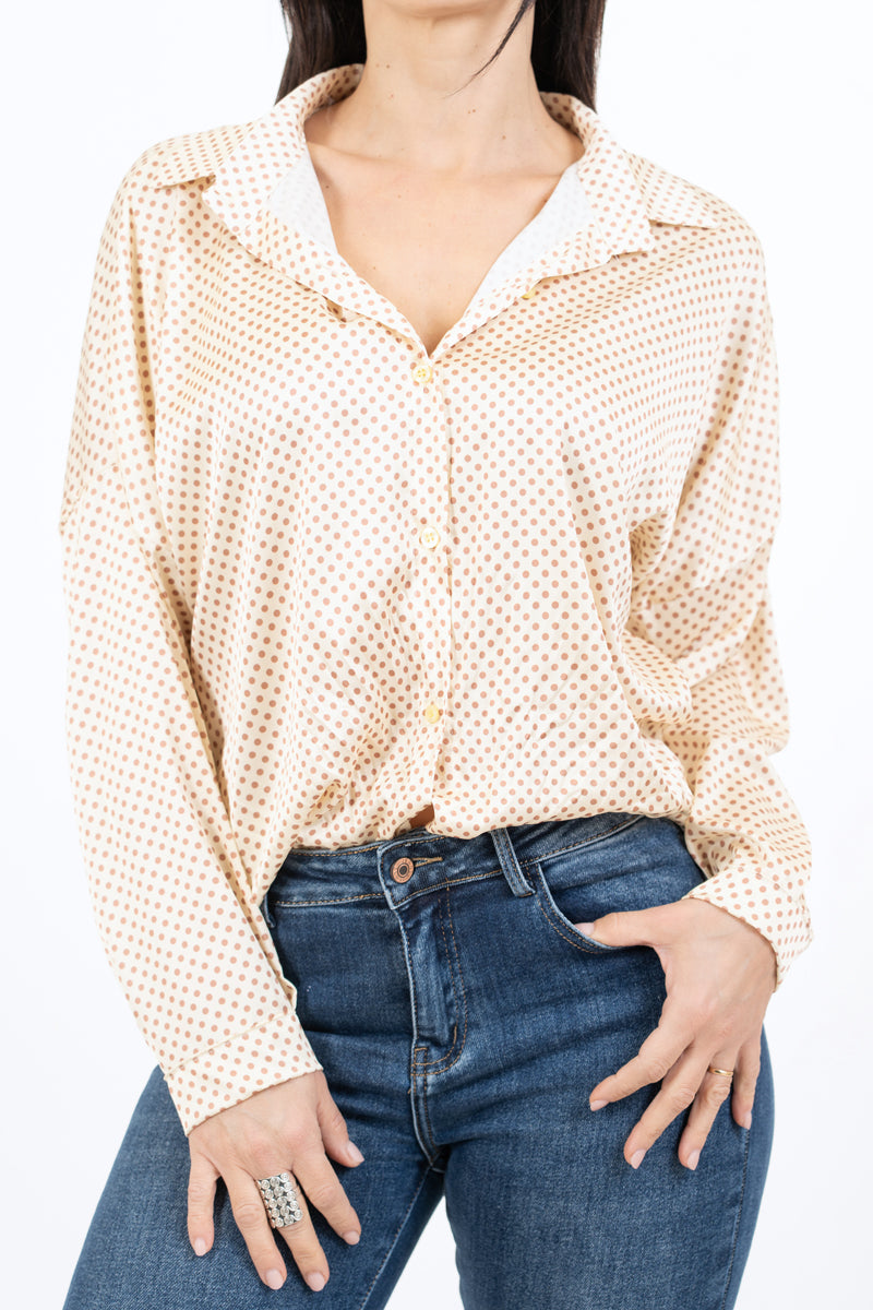 modella indossando Camicia in raso a pois con colletto classico e scollo a V colore Giallo Unica