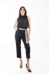 modella indossando Pantalone cropped in tela fluida nera con cintura foulard colore