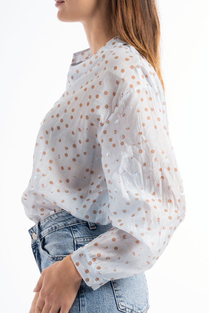 modella indossando Camicia velata a pois in tencel con collo coreano colore