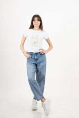 modella indossando Jeans cropped a gamba dritta con spacchetto – denim medio colore