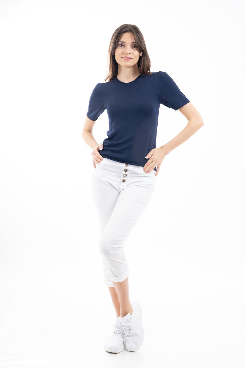 modella indossando Maglia in filato leggero a manica corta con finiture a vivo colore