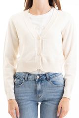 modella indossando Giacchino corto in filato primaverile con scollo a V e bottoni colore PANNA Unica